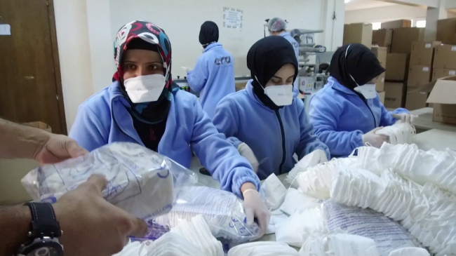 Türk şirketleri Çin'e 24 saat maske üretiyor